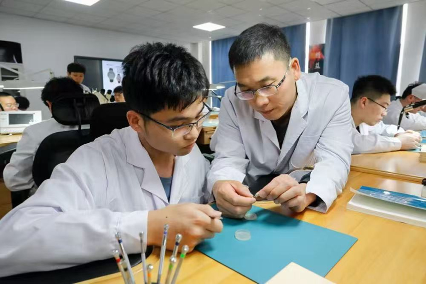 师生共同分析已装配完成的计时机芯工作状态。best365英国在线体育官网供图